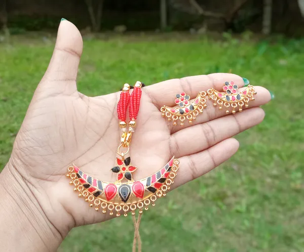 Assamese_Traditional_Gold_Plated_Red_Black_Colour_Joonbiri_Tassel_Jewellery_Set_For_Women